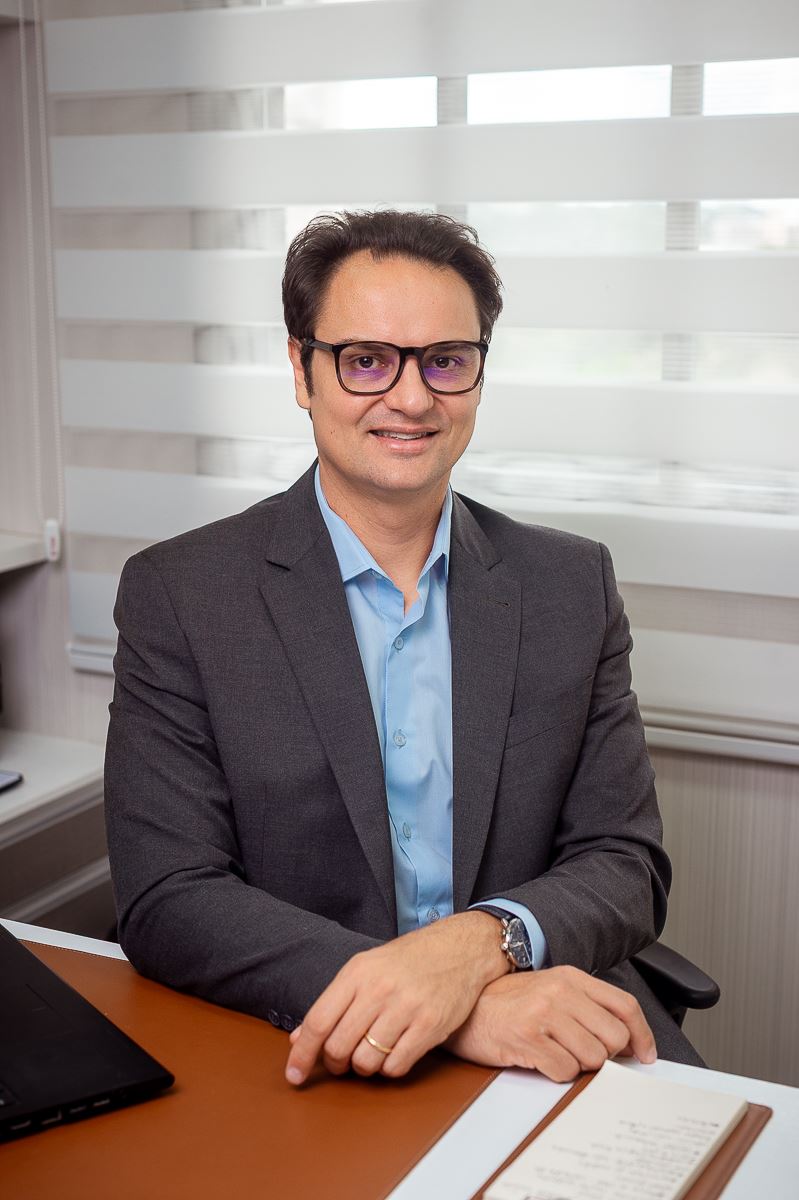 Walber Pydd, advogado especialista em Direito de Trânsito, em seu escritório