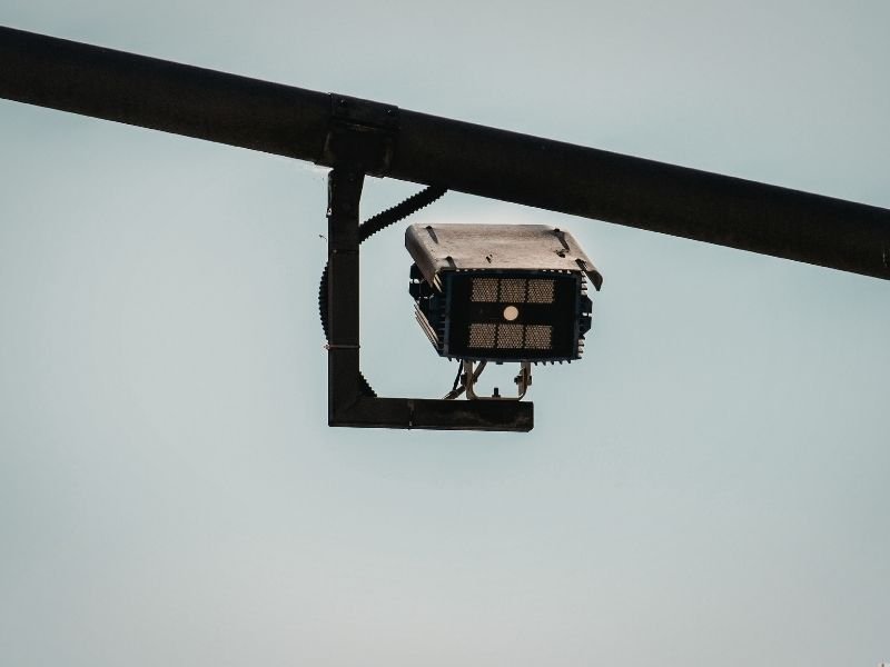 Advogado de trânsito em Curitiba orienta multa aplicada a veículo parado pode ser contestada