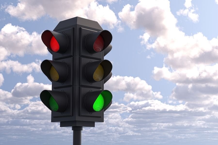 ACIDENTE DE TRÂNSITO EM SINALEIRO COM DEFEITO, SINALIZADO COM CONES – QUEM É O CULPADO