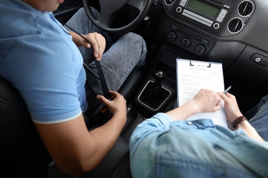 PREFEITURA DE CURITIBA ARRECADA R$ 212 MILHÕES COM MULTAS EM 2025. MENOS DE 1% É DESTINADO À EDUCAÇÃO PARA O TRÂNSITO.