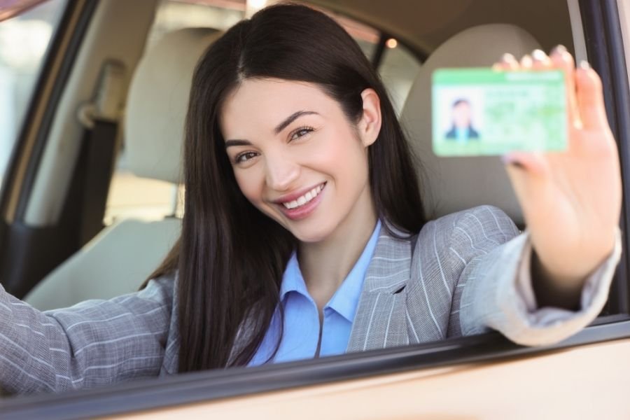 UBER CONDENADA A PAGAR R$ 8 MIL POR NÃO TER AJUDADO PASSAGEIRO A RECUPERAR CELULAR ESQUECIDO NO CARRO