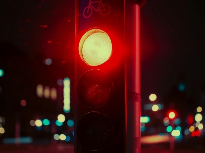 Multa por Avanço de Sinal Vermelho em Curitiba Como Identificar Autuações Ilegais